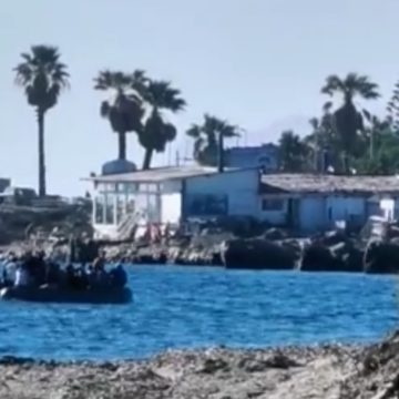 Marsala, sbarcano venti migranti con un gommone nei pressi di lido Pakeka