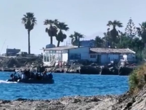 Marsala, sbarcano venti migranti con un gommone nei pressi di lido Pakeka