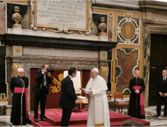 Il presidente della Lombardia Fontana incontra Papa Francesco. Il Pontefice: “Gli operatori sanitari sono stati artigiani della cultura della prossimità e della tenerezza”