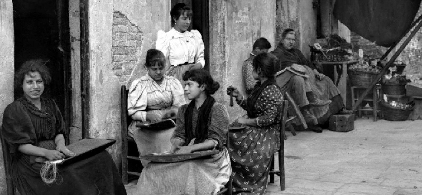 estranei con le biciclette nel cortile privato