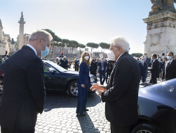 Mattarella: “Grazie alle forze armate”