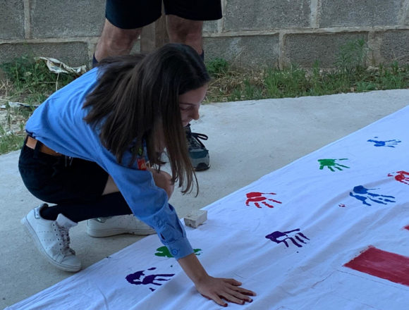 Striscione con la scritta “NO  MAFIA” a Castellammre. L’iniziativa è degli scout e della comunità ecclesiale