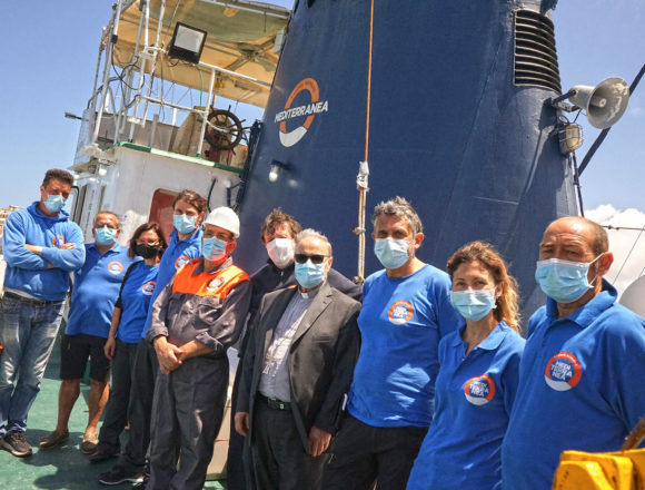 “Mare Jonio”, Vescovo Mogavero incontra equipaggio: “Loro passione sopperisce a tante ingiustizie”