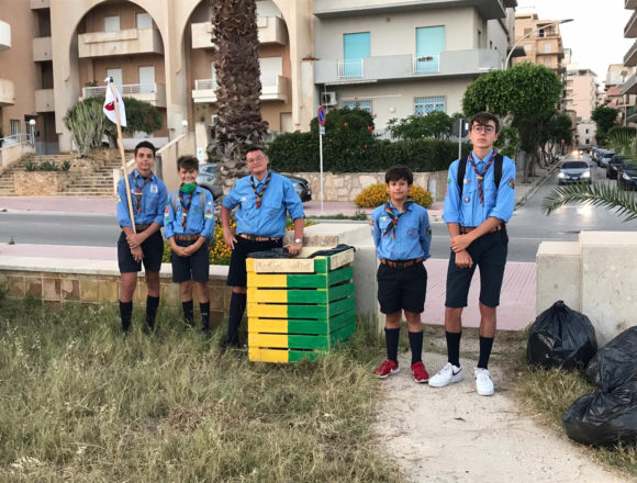 La squadriglia Scoiattoli del reparto Poseidone del Gruppo Scout AGESCI Marsala 2, migliora il verde pubblico presente nel centro storico della nostra Città.