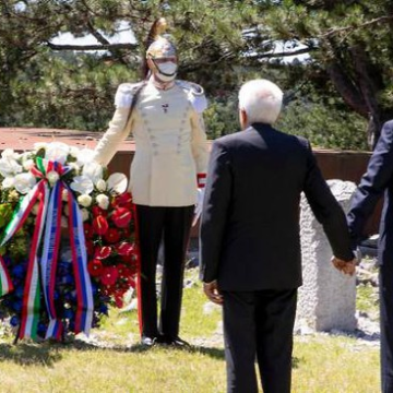 Un incontro storico. Mattarella incontra a Trieste il presidente della Repubblica slovena Borut Pahor. Insieme per la cerimonia di deposizione di una corona alla foiba di Basovizza e al monumento ai Caduti