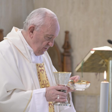 Papa Francesco: “La guerra sì è brutta, lo sappiamo, ma voi non immaginate l’inferno che si vive lì, in quel lager di detenzione”. Così in occasione del settimo anniversario della sua visita a Lampedusa