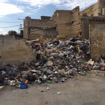 Si prova una grande vergogna! Largo Capizzo, vicino al porto di Marsala