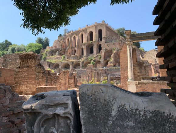 Un grande evento per parlare sullo stato del turismo italiano. Oggi il Presidente del Senato Casellati visiterà l’antica sede del Senato. Una passeggiata al Foro Romano e Palatino, tra i luoghi archeologici più affascinanti di Roma. Poi le dichiarazioni alla stampa