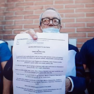 Ennio Morricone aveva scritto il suo necrologio per la stampa. Una lettera d’amore per la moglie. Ricorda il regista siciliano Giuseppe Tornatore. Aveva un legame profondo con la Sicilia