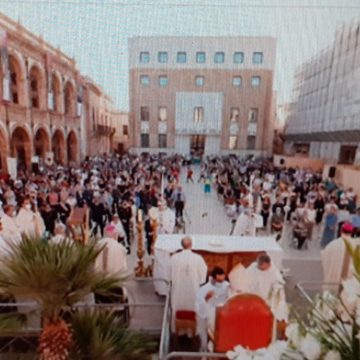 Mazara del Vallo, piazza gremita di fedeli per la messa nel 50° anniversario dell’ordinazione del Vescovo Domenico Mogavero che dice:” Spero la mia fatica non sia vana”