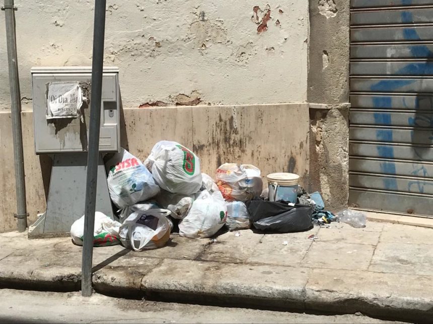 I lettori ci segnalano la sporcizia e i cattivi odori in Via Abele Damiani, nel cuore antico della città di Marsala