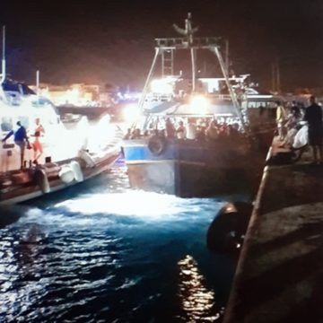 Lampedusa, maxisbarco di migranti. Il sindaco:” Il Governo prenda decisioni immediate o sciopererà tutta l’isola”