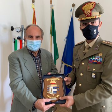 Bersagliere premiato dal sindaco di Custonaci. Il Caporal Maggiore Capo Gaspare Piazza salvò una coppia di bagnanti in difficoltà