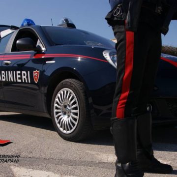 Trapani, si oppongono con violenza al sequestro dello scooter: i carabinieri arrestano due giovani