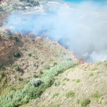 L’82° Centro C.S.A.R. dell’Aeronautica effettua intervento antincendio nel trapanese, 2 ore di volo lanci e 15 mila litri di acqua