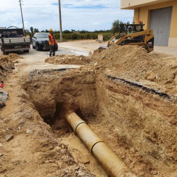 Marsala, disagi per l’approvigionamento idrico nel centro, in buona parte del versante sud e sulla via Trapani. La causa: una spaccatura alla condotta principale in via Fornara. Tecnici e operai al lavoro. Lunedì una nuova denuncia per questa ulteriore rottura