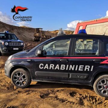 Campobello di Mazara. Sorpresi a rubare sabbia con escavatore e camion: arrestati dai Carabinieri