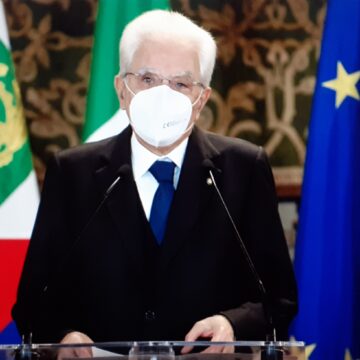 “La ricerca vincerà sulla pandemia. Nell’emergenza mondiale serve scambio di informazioni e studi. Le altre patologie non sono finite in lockdown. Dobbiamo investire ancor di più in ricerca” Così Mattarella nei Giorni della ricerca Airc