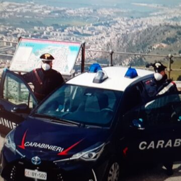 Trapani, sorpresi mentre smontavano  i pneumatici da un veicolo. Arrestati