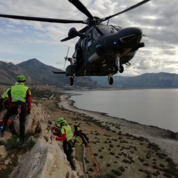 Aeronautica Militare e Corpo Nazionale Soccorso Alpino e Speleologico si addestrano insieme