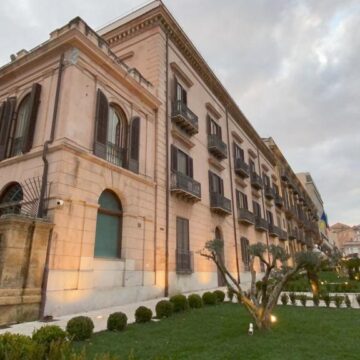 Palazzo Orleans, completati i lavori dell’area verde. Dal 1947 sede del governo regionale.Musumeci:”«Abbiamo aumentato il decoro dello storico immobile con una serie di interventi pensati per esaltare la bellezza del Palazzo”