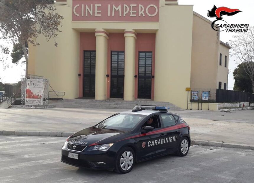 Marsala, non da denaro ad un parcheggiatore abusivo e lui danneggia l’auto: denunciato dai Carabinieri