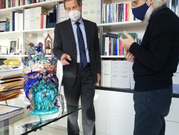 Palazzo Orleans: il maestro Giuliano dona maiolica artistica a Musumeci