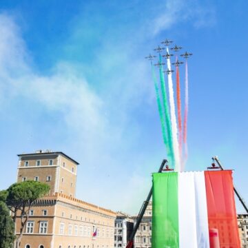 Il Tricolore compie 224 anni. Mattarella:” Il simbolo patrio più caro agli italiani ha sempre ispirato speranza, fiducia  e la forza necessaria a risollevarsi”