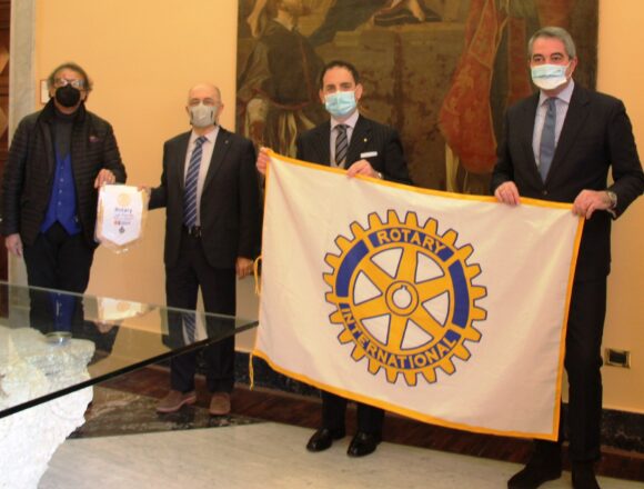 Bandiera del Rotary esposta per oggi al Palazzo Municipale di Marsala