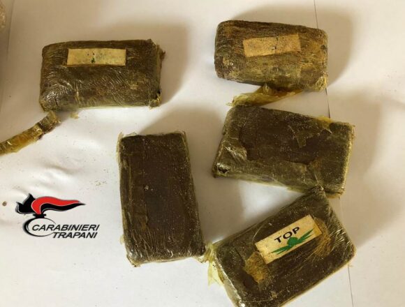 Nuovo ritrovamento di hashish sul bagnasciuga di Campobello di Mazara, intervengono i Carabinieri