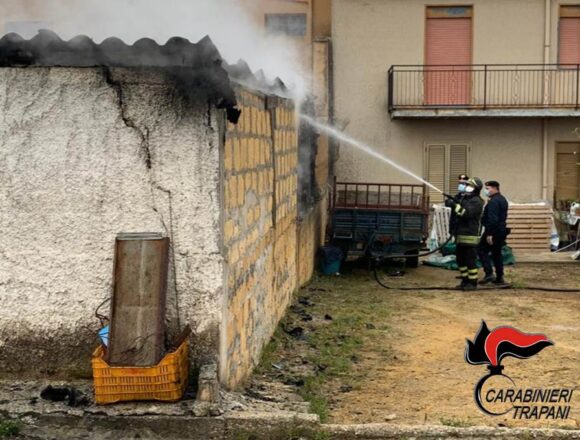 Vasto incendio in un deposito a Partanna, intervengono Carabinieri e Vigili del Fuoco