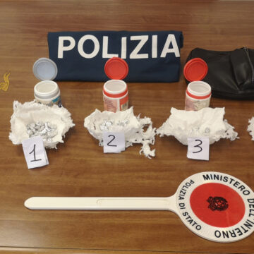 Scappa con 90 dosi di droga: pusher arrestato dalla Polizia di Stato a Trapani