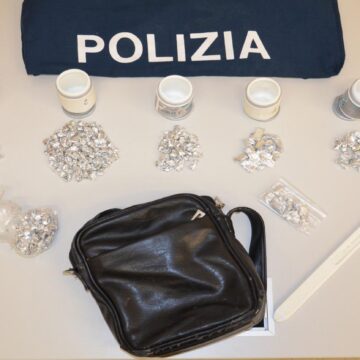 Beccato con 400 dosi di droga: pusher arrestato dalla Polizia di Stato