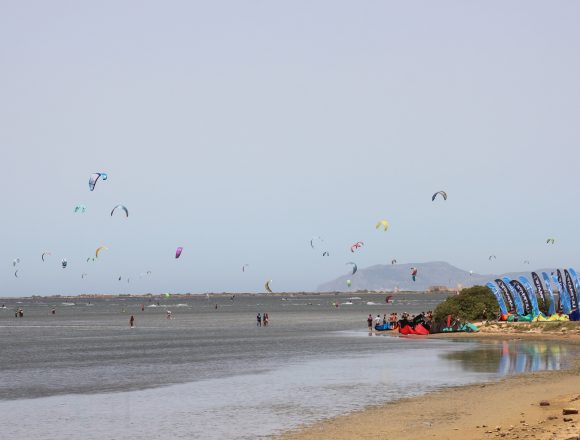 Marsala Kitefest. Continua con successo, fino a domenica lo spettacolo di vele e colori nella Laguna dello Stagnone