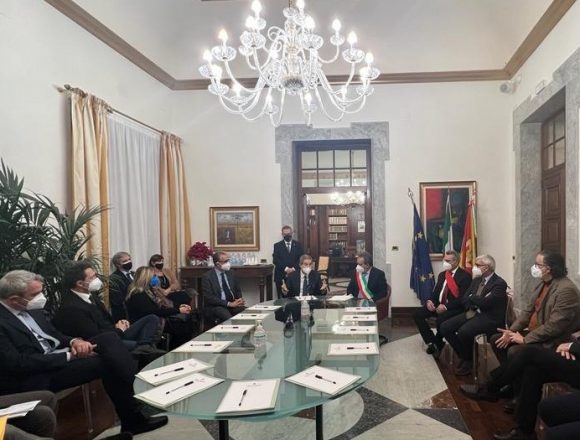 Marsala, Musumeci in visita al Comune: «Governo vicino a comunità locali». Visita le Cantine Pellegrino:” Monumento dell’economia di questa città”