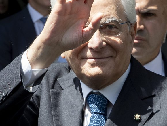 Mattarella rieletto con 759 voti. “Accetto per senso di responsabilità”. Il 3 febbraio il suo giuramento