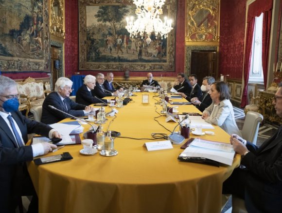 Mattarella ha presieduto la riunione del Consiglio Supremo di Difesa. Indispensabile rispondere con unità insieme con i paesi membri dell’UE e gli alleati della NATO perchè l’Europa non precipiti in un vortice di guerre