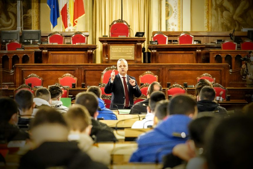 60 alunni di Favara legislatori per un giorno all’Ars. Di Caro (M5S): “Esperienza importante per inculcare nei giovani l’amore per le istituzioni”