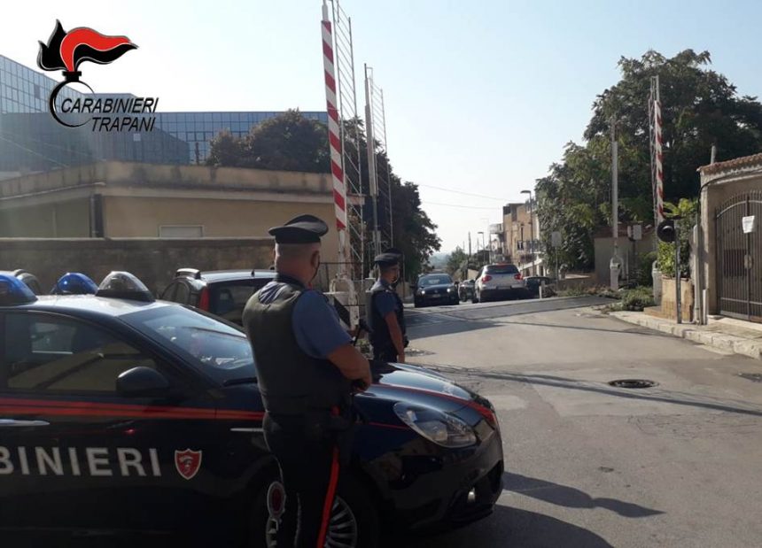 Castelvetrano, danneggia passaggio a livello in chiusura e rimane incastrato. Denunciato dai carabinieri