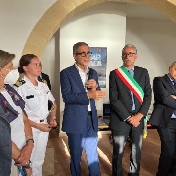 Marsala, Musumeci inaugura l’Ufficio per Mozia. “Era un impegno che avevo assunto nel 2020 in occasione di una delle mie visite. Lo storico molo non disponeva di uno spazio accoglienza, niente gabinetti e niente infopoint”