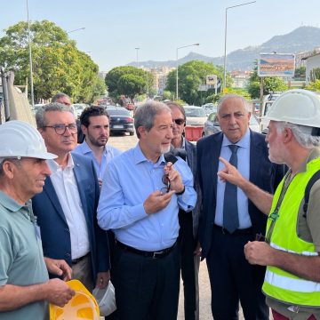 Palermo “tappo” di viale Regione. Musumeci e Lagalla in cantiere: «Adesso tempi certi per la riapertura. Noi non avevamo un ruolo in questa vicenda, ma siamo comunque intervenuti a febbraio. L’esperienza di questo cantiere è una vergogna»