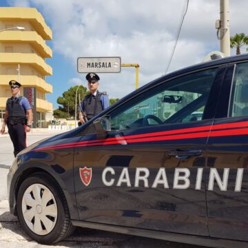 Marsala, rubano generi alimentari e abiti di attività commerciali. Denunciati dai carabinieri