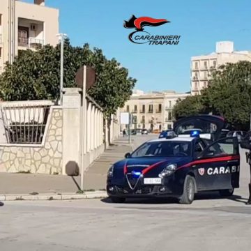 Ubriaco avrebbe aggredito e minacciato tutti con un coltello in tasca a Trapani. Arrestato dai carabinieri