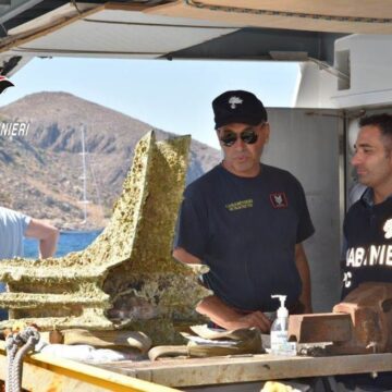 Levanzo, i carabinieri e la soprintendenza del mare recuperano un rostro in bronzo di una nave romana del III sec. d.C., della battaglia delle Egadi