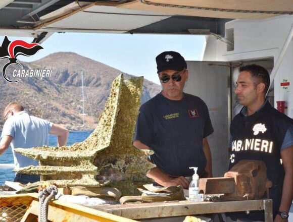 Levanzo, i carabinieri e la soprintendenza del mare recuperano un rostro in bronzo di una nave romana del III sec. d.C., della battaglia delle Egadi