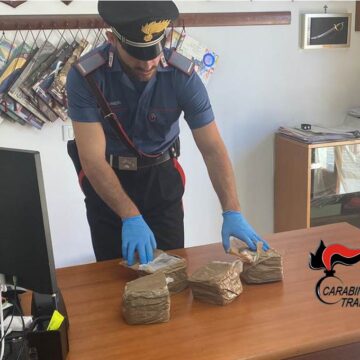 Castellammare del Golfo, ancora panetti di hashish spiaggiati. Intervengono i carabinieri