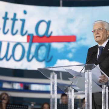 Mattarella inaugura oggi venerdì 16 settembre alle 16,30 il nuovo anno scolastico. L’evento condotto da Flavio Insinna e Roberta Rei su Rai1