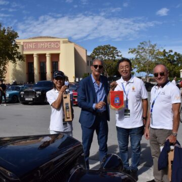 Marsala, oltre 60 auto storiche. L’amministrazione Grillo ha salutato a Porta Nuova gli equipaggi italiani ed esteri