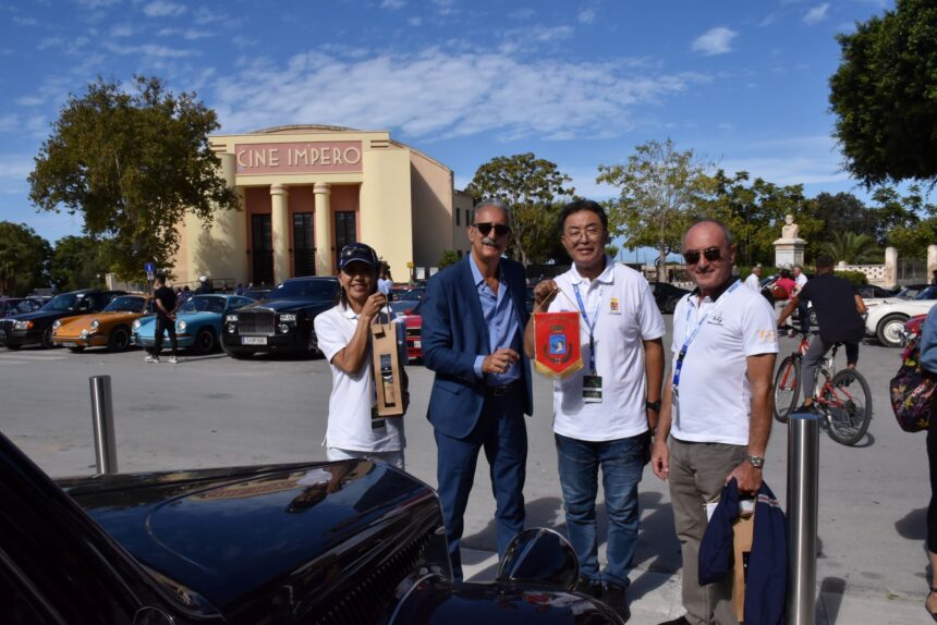 Marsala, oltre 60 auto storiche. L’amministrazione Grillo ha salutato a Porta Nuova gli equipaggi italiani ed esteri