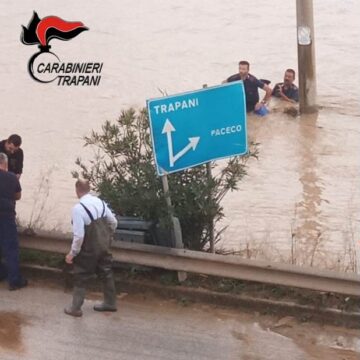 Maltempo, esonda il fiume Verderame nel trapanese. Le foto dei carabinieri